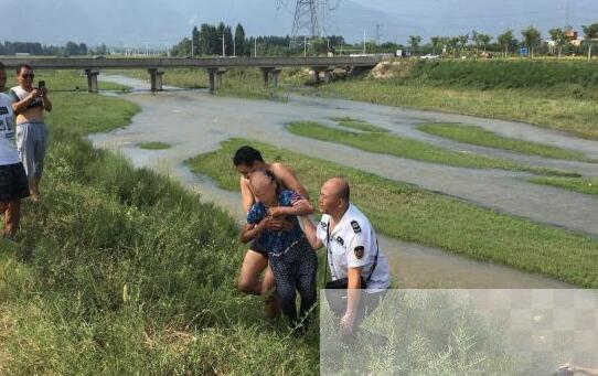 七旬老人清晨落水被困 西安市鄠邑分局民警下水救起