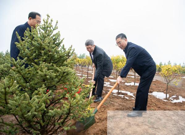 公益林示范区现场植树